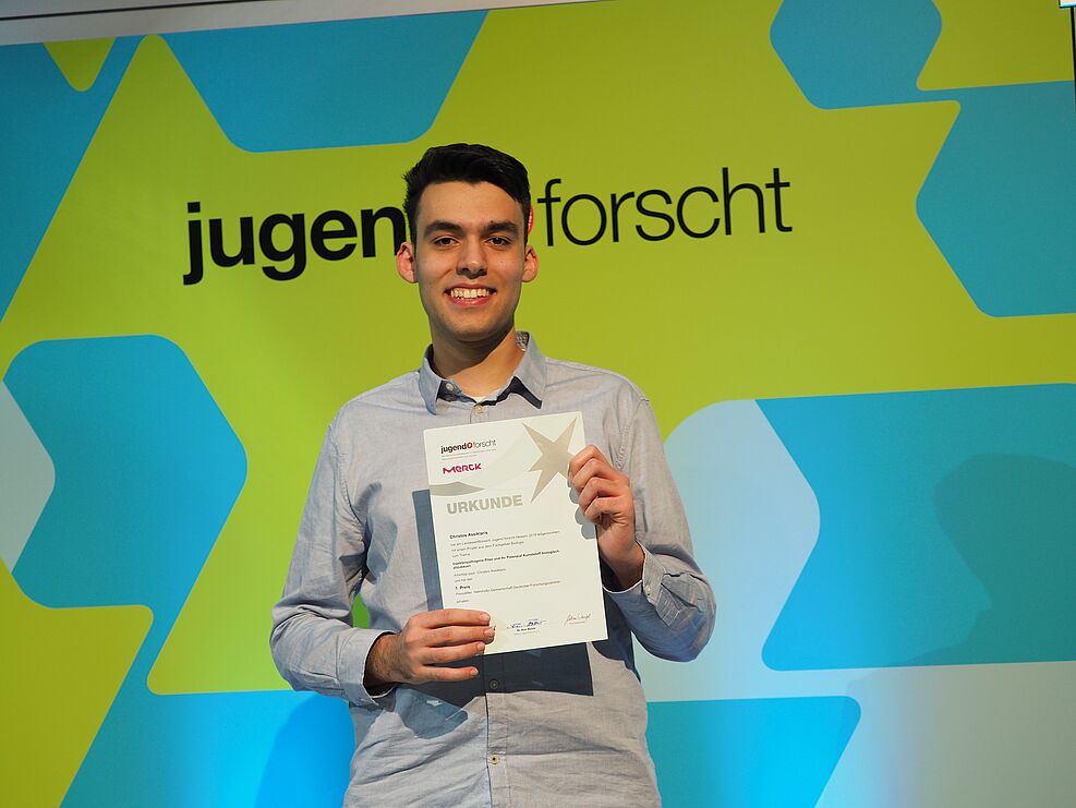 
	Christos Assiklaris sieht bei "Jugend forscht" Landeswettbewerb Hessen 2019 mit seiner am JKI-Institit für Biologischen Pflanzenschutz in Darmstadt durchgeführten Forschungen ((c) Dietrich Stephan/JKI)
