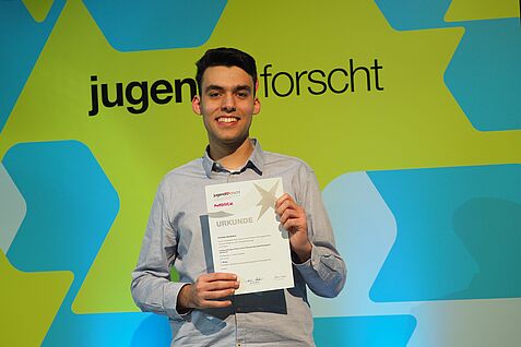 Christos Assiklaris sieht bei "Jugend forscht" Landeswettbewerb Hessen 2019 mit seiner am JKI-Institit für Biologischen Pflanzenschutz in Darmstadt durchgeführten Forschungen ((c) Dietrich Stephan/JKI)