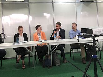 Im Gespräch: Bodenmikrobiomforscherin Dr. Doreen Babin (in orange), rechts von ihr Dr. Lukas Beule, JKI-Wissenschaftler im Bereich der Agroforstsysteme.