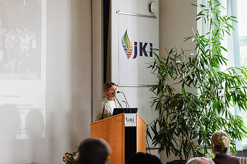 Luisa Rölke, Leiterin des Referats 521 "Klimaschutz, Klimaanpassung, Wasser " des Bundesministriums für Landwirtschaft, Ernährung und Heimat (BMLEH ) dankt in ihrem Grußwort allen Projektteams für Ihre Forschung und Entwicklung für den Klimaschutz in den vergangenen drei Jahren. © A. Shawon/JKI