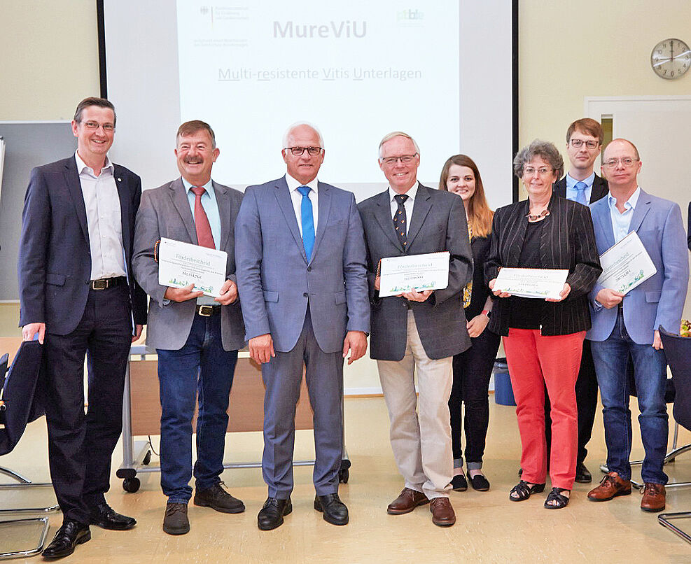 
	PSt Peter Bleser (3.v.l.) mit Vertretern der Partnereinrichtungen des MureViU Projektes. Dr. Reinhard Töpfer (4.v.l.) nahm für das JKI den Förderbescheid entgegen.
