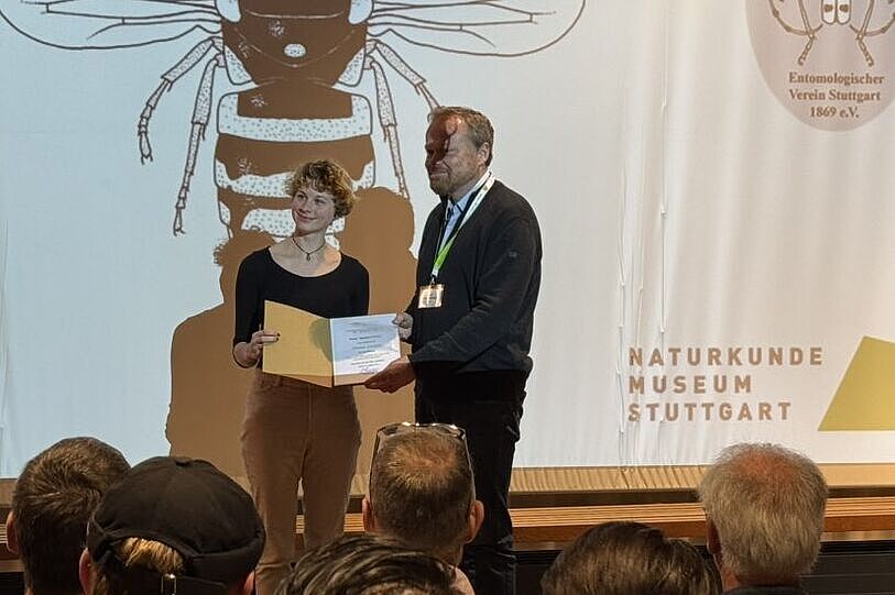 
	Das Poster von Hanna Gardein vom Institut für Bienenschutz wurde von den Teilnehmer*innen der Hymi-Tagung in Stuttgart zum Sieger gewählt. Prof. Dr. Lars Krogmann, wissenschaftlicher Direktor des Naturkunde Museums Stuttgart, überreichte den Award.
