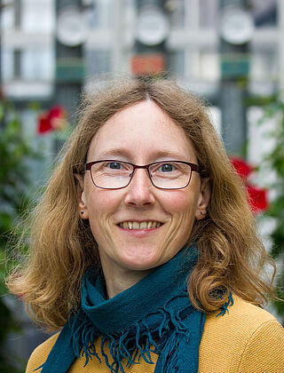 Dr. Mona Quambusch