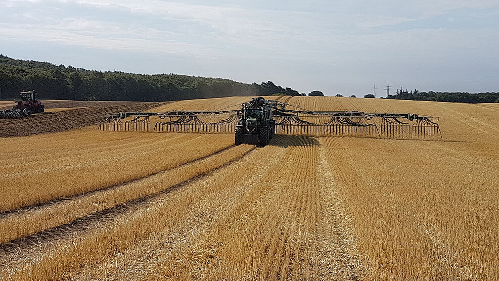 Ein Landwirt bringt auf einem Stoppelacker eines MoNi-Demonstrationsbetriebs Gülle aus. Im Projekt MoNi wird untersucht, wie viel Stickstoff aus solchen Düngemaßnahmen im Grundwasser ankommt. ©JKI