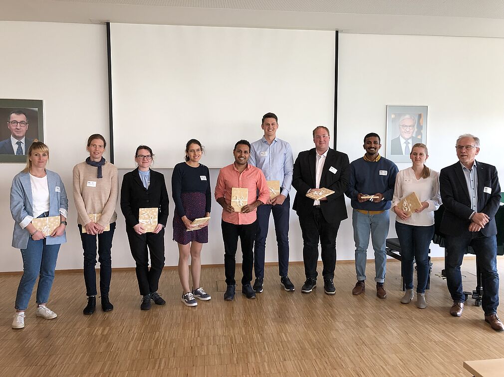 Die neun Vortrangenden im Kurt-von-Rümker Wettbewerb für Pflanzenzüchtung v.l.: Dr. Selma Schurack (JKI-ZL), Julia Hagenguth und Eva Heinrich (Uni Göttingen), Dr. Cathy Westhues (TechMahindra GmbH), Dr. Krishna Pathi (JKI-SB), Dr. Thomas Bergmann (NPZ Holtsee), Dr. Christian Hertig (IPK Gatersleben), Nagarjun Malagol (JKI-ZR), Dr. Iris Hoffie (IPK Gatersleben). © S. Hahn/JKI