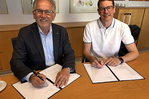 v.l. JKI-Präsident Prof. Dr. Frank Ordon und Liberbyte GmbH-Geschäftsführer Tero Salomaa bei der Unterzeichnung des Kurzzeit-Kooperationsvertrags für die Testlaufprojekte. © S. Hahn/JKI