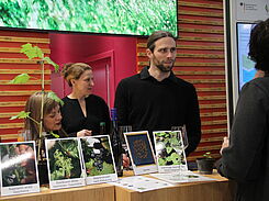 Oliver Trapp (ZR) am PIWI-Stand des JKI. ©Leefken/JKI