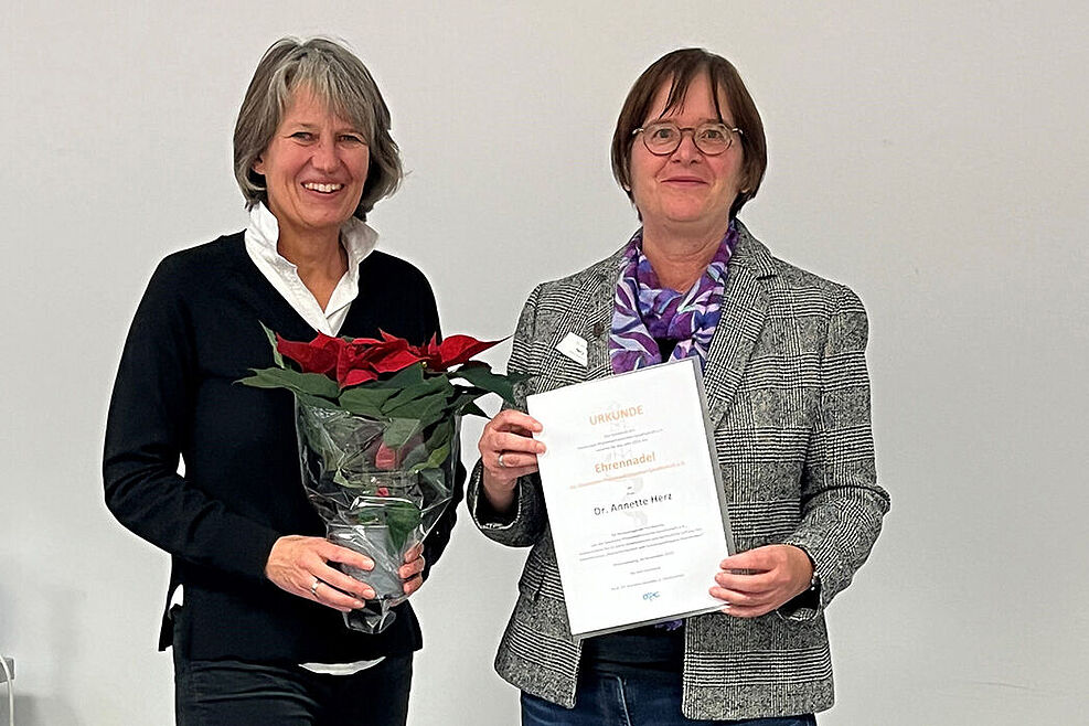 
	Frau Prof. Dr. Annette Reineke (1. Vorsitzende der DPG) überreicht die Ehrennadel der DPG an JKI-Nützlingsexpertin Dr. Annette Herz (BI, rechts im Bild). Foto: Mirjam Hauck/Hochschule Geisenheim University

