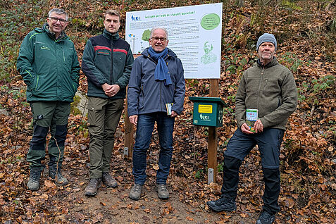 Einweihung der neuen Julius-Kühn-Sonderstempelstelle der Harzer Wandernadel v.l. v.l. Klaus Dumeier (Geschäftsführer Harzer Wandernadel GmbH), Hans-Christian Schattenberg (Leiter Forstbetrieb Ostharz), Prof. Dr. Frank Ordon (Präsident des JKI), Prof. Dr. Henrik Hartmann (Institutsleiter Waldschutz am JKI). Foto: Isabel Haberkorn/JKI