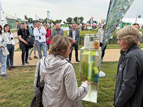 Am Eröffnungstag informierte sich eine ukrainische Delegation am JKI-Stand über die Verbreitung der Schilf-Glasflügelzikade. © S. Barnert/JKI