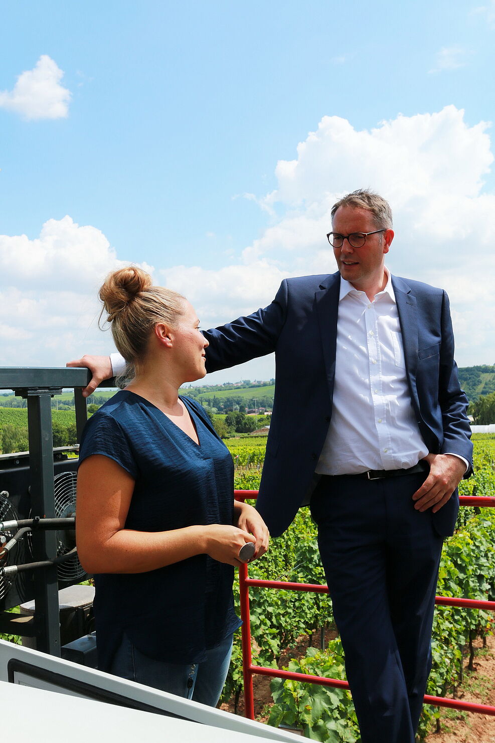 Am Phenoliner MdL Alexander Schweitzer im Gespräch mit JKI-Wissenchaftlerin Dr. Anna Kicherer