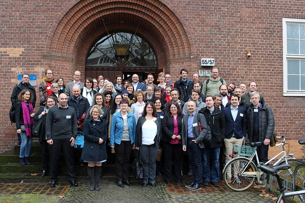 
	Gruppenbild: 3rd Int. Workshop on interactions between crop plants and human pathogens, HU Berlin, March 12-13, 2018
