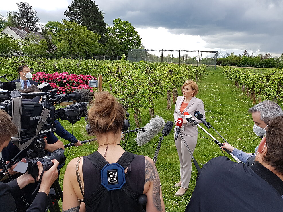 Reges Medieninteresse beim Besuch von Bundesagrarministerin Julia Klöckner am JKI in Braunschweig. ©Johannes Kaufmann/JKI