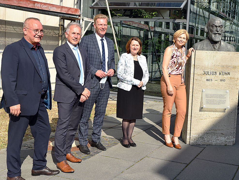 v.l.: Quedlinburgs Oberbürgermeister Frank Ruch, JKI-Präsident Ordon, Landtagsabgeordneter (Sa.Anh) Ulrich Thomas, MdB Heike Brehmer und Bundeslandwirtschaftsministerin Klöckner an der Julius-Kühn-Büste am Eingang zum JKI © Wegener/Büro MdB Brehmer