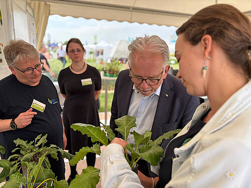 JKI-Präsident Ordon besuchte natürlich alle JKI-Präsentationen, hier beim Team -Rübenmotte aus Berlin, die das RuMoRes-Projekt präsentierten. © S. Barnert/JKI