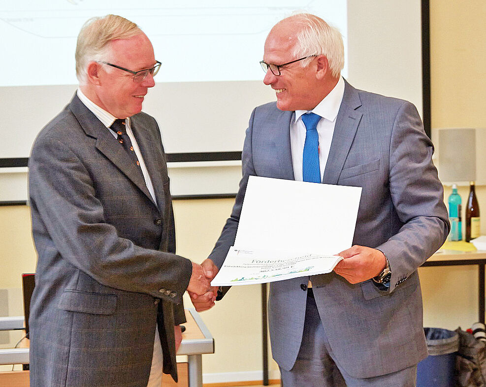 Dr. Reinhard Töpfer vom JKI (l.) erhält von PSt Bleser (BMEL) den Förderbescheid.