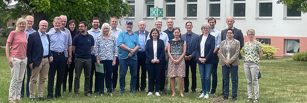 Die sechsköpfige Delegation des Bundesministeriums für Landwirtschaft, Ernährung und Heimat (BMLEH) am ersten Besuchstag am Julius Kühn-Institut mit den Institutsleitungen und Forschenden am Standort Braunschweig. © S. Barnert/JKI