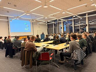 Mona Schatke aus der Herbologie stellt das Projekt BETTER-WEEDS vor. (© Patrizia Lauke/JKI)