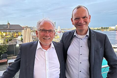 (© Privat) Professor Jürgen Krahl, Präsident der Technischen Hochschule Ostwestfalen-Lippe und JKI-Präsident Frank Ordon suchen den Schulterschluss am Rand der UFOP-Tagung in Hamburg.