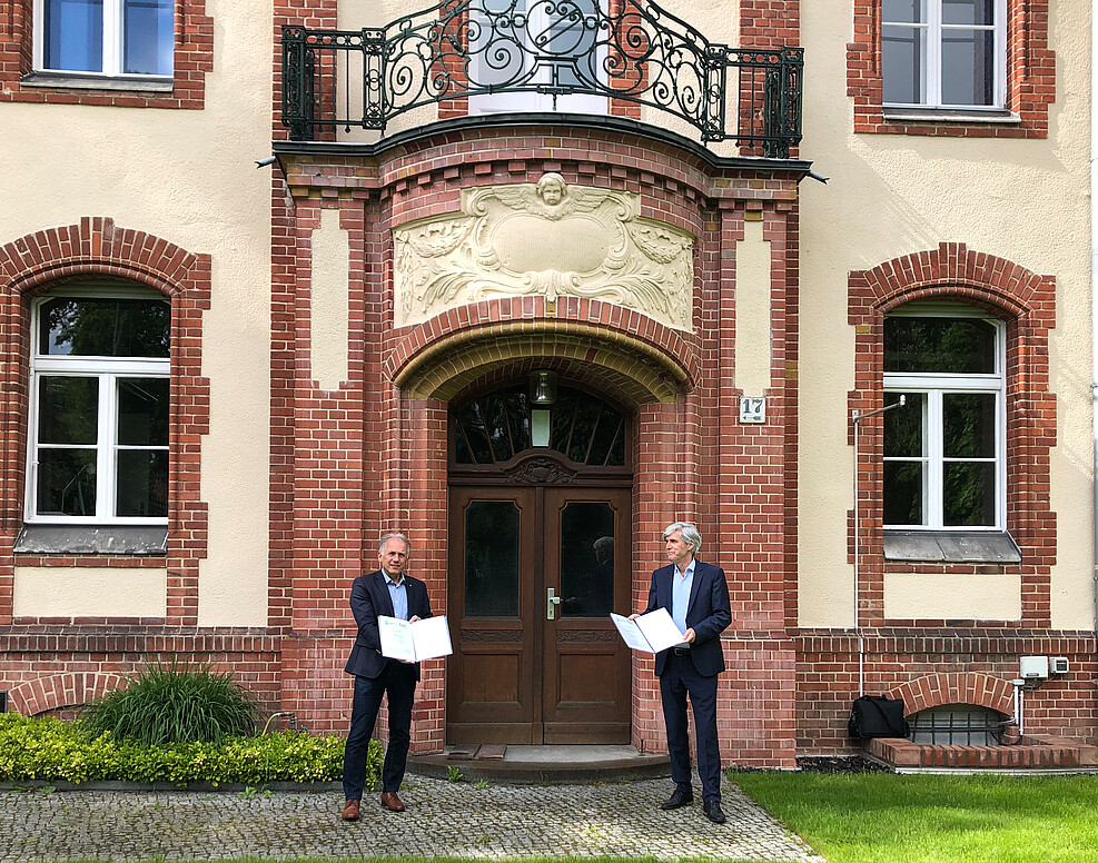 Der Leiter des ZALF Prof. Dr. Frank Ewert (r.) und der Präsident des JKI Prof. Dr. Frank Ordon präsentieren die unterzeichneten Kooperationsverträge vor dem JKI-Eingang in Berlin -Dahlem. © H.Beer/JK