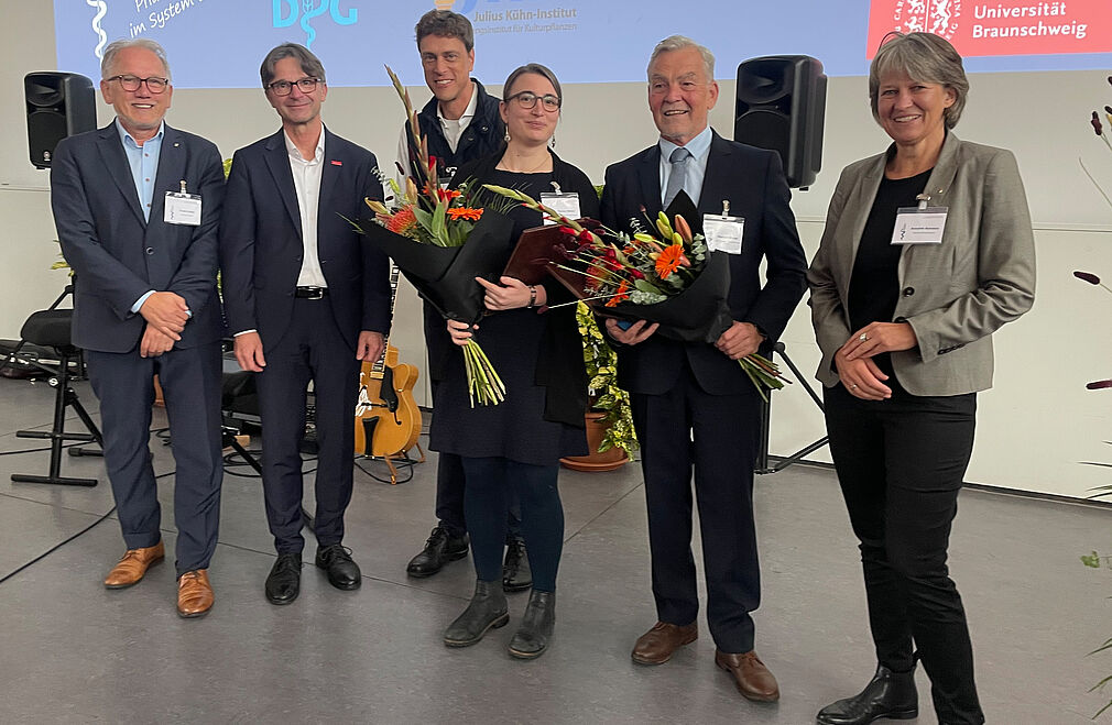 Gruppenbild der DPG-Preistragenden 2025 auf der 64. Deutschen Pflanzenschutztagung in Braunschweig: (v.l.n.r.) Prof. Dr. Frank Ordon (JKI-Präsident), Prof. Dr. Knut Baumann (Vizepräsident Studium und Lehre der TU Braunschweig), Dr. Michael Klüken (DPG/2. Vorsitzender und Bayer AG), Julius-Kühn-Preisträgerin Dr. Marion C. Müller (TU München), Träger der „Anton de Bary-Medaille“ Dr. Stephan Winter (DSMZ) und Prof. Dr. Annette Reineke (DPG/1. Vorsitzende und Uni Geisenheim) . © S. Barnert/JKI