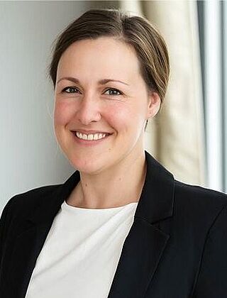 Dr. Helena Domes Dr. Helena Domes