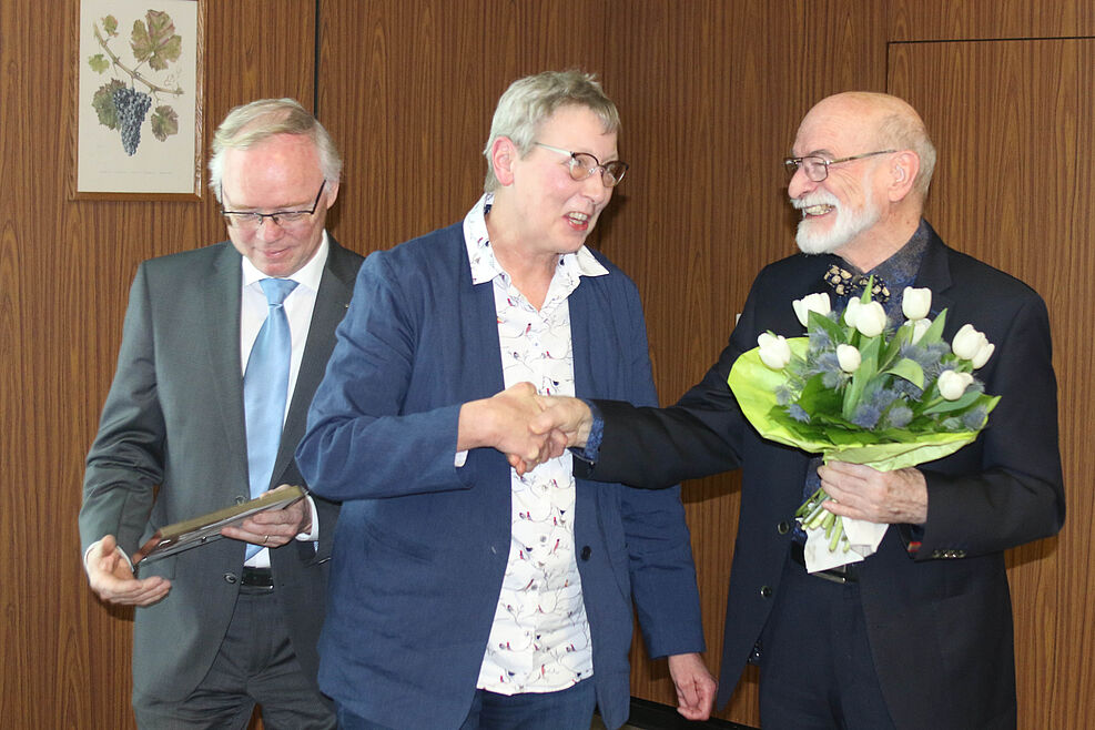 Prof. Dr. Eva Zyprian vom JKI erhält Peter Morio-Preis 2018 (li: Prof. Dr. Reinhard Töpfer, Geschäftsführender Vorsitzender der Gemeinschaft der Förderer und Freunde des Instituts für Rebenzüchtung Geilweilerhof e.V.), re: Prof. Dr. Rolf Blaich