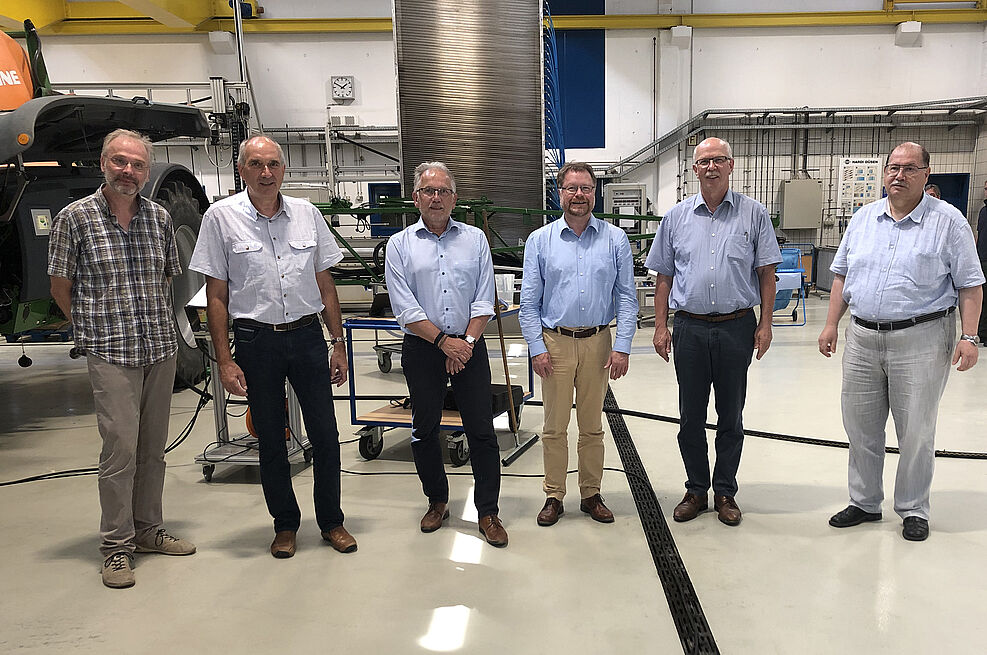 Gruppenbild in der Prüfhalle der JKI-Anwendungstechnik: v.l. Dieter von Hörsten, Dirk Rautmann (beide AT), JKI-Präsident Frank Ordon, Kammerdirektor Bernd von Garmissen, LWK-Präsident Gerhard Schwetje und und JKI-Vizepräsident Peter Zwerger. © S. Hahn/JKI