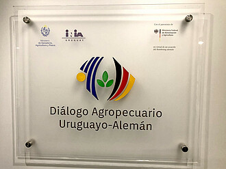 Kick-Off Deutsch-Uruguayischer Fachdialog Landwirtschaft: Das Türschild markiert den offiziellen Arbeitsstart für das DAUA-Team.
