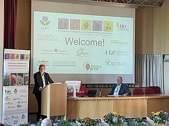 Eröffnet wurde das Symposium durch den Präsidenten des JKI, Prof. Dr. Frank Ordon (links), und den Leiter des JKI-Fachinstituts für Züchtungsforschung an Obst, Prof. Henryk Flachowsky. ©JKI