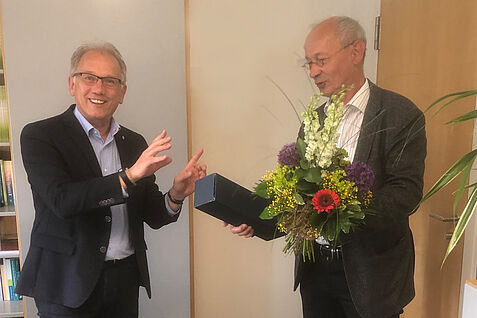 Zum Abschied gab es von JKI-Präsident Ordon (links) Blumen und Wein. © F. Bittner/JKI