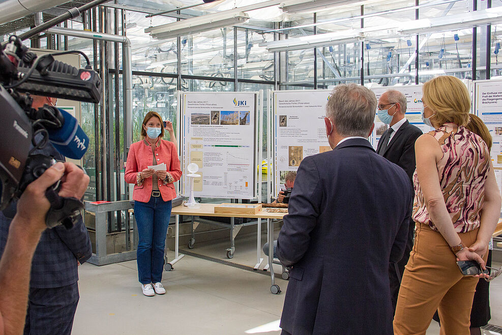 Dr. Nadine Bräsike vom JKI-Institut für Pflanzenschutz in Gartenbau und Forst (links) erklärt Bundesministerin Julia Klöckner  ihre Forschung zu Schadinsekten im Forst.© J.Kaufmann/JKI