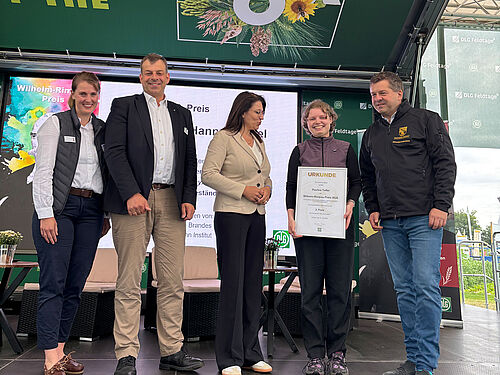 Große Bühne für JKI-lerin Pauline Toffel, die den Rimpau-Preis für ihre Masterarbeit zum Gefleckten Kohltriebrüssler erhielt, hier im Bild mit DLG-Präsident Hubertus Paetow (2.v.l.), BMLEH-Staatssekretärin Martina Englhardt-Kopf (M.) und Sachsen-Anhalts Ministerpräsident Sven Schulze (r.). © S. Barnert/JKI