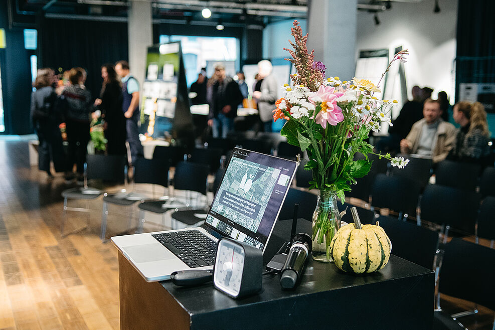 
	Podium des Zukunftsforums. @ L. Makarchuk / Innovationsareal Öjendorf
