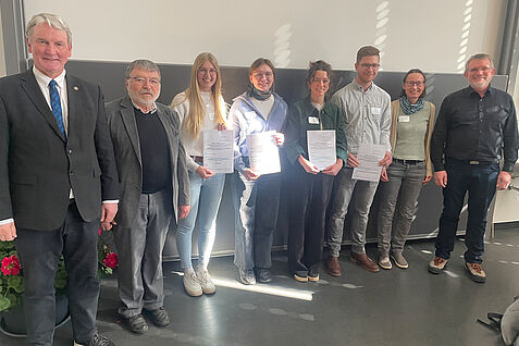 V. l. Marc-Guido Megies (BHGL-Präsident), Günter Bornschein (Vorsitzender des BHGL-Förderverein Fortbildung e.V.), Kim Kyra Brüntjen (Hochschule Osnabrück) 1. Platz BHGL-Posterpreis, Lea Kochmann (HS Osnabrück) 2. Platz BHGL-Posterpreis, Lara Bürig (JKI), 3. Platz BHGL-Posterpreis, Linus Arlt (HS Osnabrück), Sonderpreis für Studierende, Dr. Sylvia Plaschil (JKI) als Vorsitzende der Posterjury, Dr. Walter Dirksmeyer (DGG-Präsident) ©BHGL