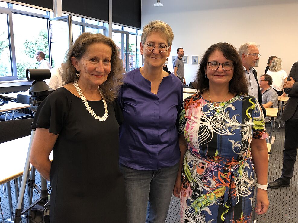 Forscherinnenpower-Trio (v.l.) Prof. Dr. Dr. h.c. Kornelia Smalla mit ihren beiden Gastreferentinnen Prof. Dr. Doris Vetterlein (UFZ Halle) und Prof. Dr. Gabriele Berg (TU Graz/ATB Potdam) auf dem Fachkolloquium anlässlich ihrer Verabschiedung in den Ruhestand am 26.8.2022. © S. Hahn/JKI