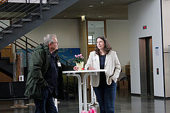 Dr. Torsten Hartmann im Gespräch mit Dr. Janine König. (© Anna Schönekerl)