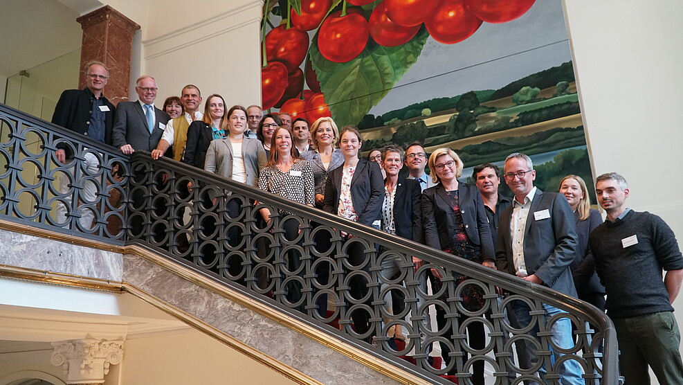 Gruppenbild aller VitiFit-Projektpartner mit Bundeslandwirtschaftsministerin Julia Klöckner ©BMEL
