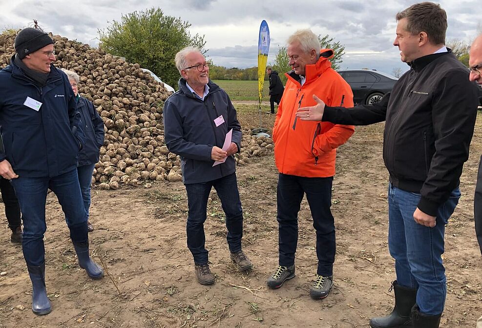 Bundesminister Alois Rainer, Landesminister Sven Schulze und Prof. Dr. Frank Ordon, JKI, informieren sich über die in der Modellregion Elbaue erfolgenden Maßnahmen gegen die Schilf-Glasflügelzikade. © Stefanie Hahn/JKI