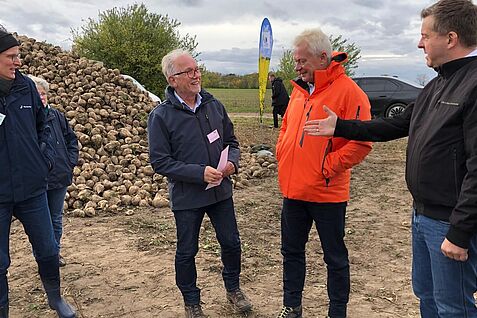 Bundesminister Alois Rainer, Landesminister Sven Schulze und Prof. Dr. Frank Ordon, JKI, informieren sich über die in der Modellregion Elbaue erfolgenden Maßnahmen gegen die Schilf-Glasflügelzikade. © Stefanie Hahn/JKI