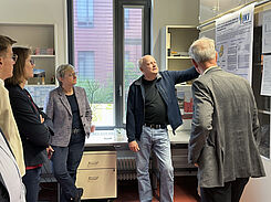 Impressionen Besuch MdBs: Vortrag im Labor