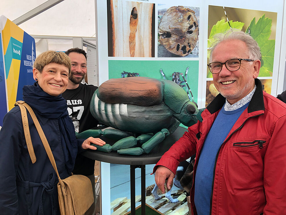 
	TU-Präsidentin Prof. Dr. Angela Ittel und JKI-Präsident Prof. Dr. Frank Ordon (r.) trafen sich zum informellen Sonntags-Rundgang durch das Zelt der ForschungRegion Braunschweig, geführt von Dr. Jeremias Othmann (M.), Geschäftsführer des Haus der Wissenschaft, das den Auftritt der Mitglieder-Einrichtung federführend koordiniert hatte. © S. Hahn/JKI
