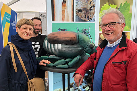 TU-Präsidentin Prof. Dr. Angela Ittel und JKI-Präsident Prof. Dr. Frank Ordon (r.) trafen sich zum informellen Sonntags-Rundgang durch das Zelt der ForschungRegion Braunschweig, geführt von Dr. Jeremias Othmann (M.), Geschäftsführer des Haus der Wissenschaft, das den Auftritt der Mitglieder-Einrichtung federführend koordiniert hatte. © S. Hahn/JKI