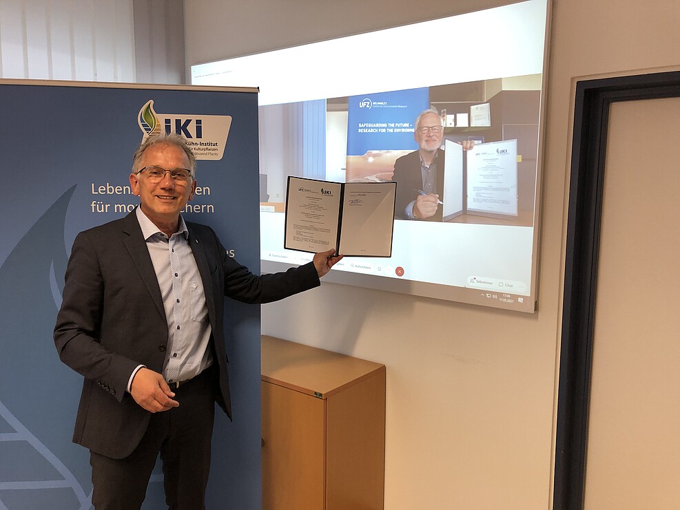 Nach erfolgreicher Vertragsunterzeichnung v.l. JKI-Präsident Ordon und sein Counterpart Prof.Dr. Georg Teutsch, Geschäftsführer des UFZ © S. Hahn/JKI