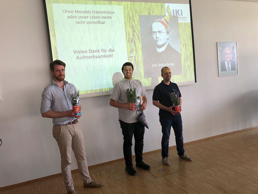 
	Die drei Slammer halten bei der Siegerehrung Blumen und kleine Geschenke in Händen.
