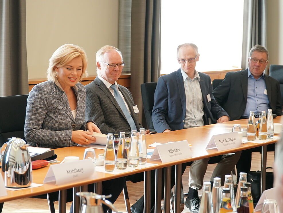 v.l. BM Julia Klöckner, Prof. Reinhard Töpfer (Leiter JKI-Rebenzüchtung), Dr. Ludger Hausmann (JKI-Züchtungsforscher Reben) ©BMEL