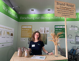 Im Zelt des Bundesprogramm Ökologischer Landbau (BÖL) stellte Claire Ferreira das Projekt Brand-Resist vor. © Sarah Barnert/JKI