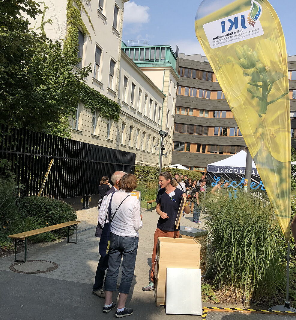 
	Viele Besucher hatten Fragen zum Leben im Bienenstock und zum Imkern, Nadine Kunz gab Auskunft.
