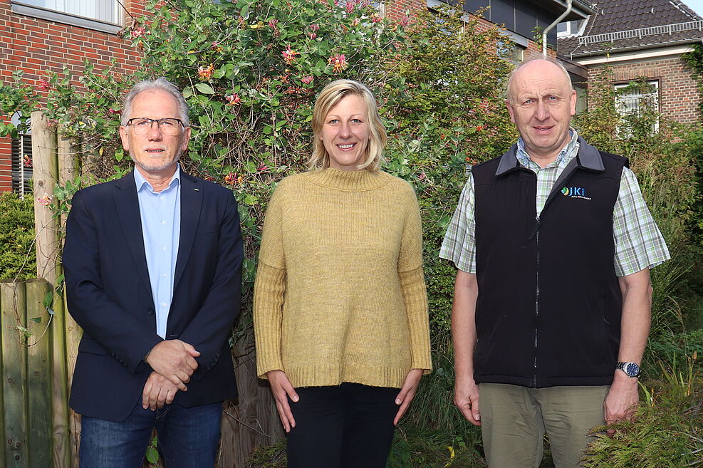 Das Bild zeigt die neue Institutsleiterin eines Fachinstituts des JKI. Neben ihr stehen der JKI-Präsident Frank Ordon und ihr Stellvertreter Bernd Rodemann.