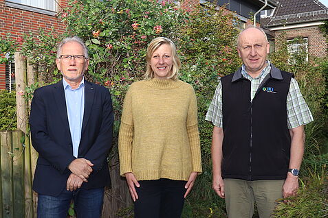 Amstseinführung von Dr. Sabine Andert (Mitte) als neue Leiterin des JKI-Fachinstituts für Pflanzenschutz in Ackerbau und Grünland durch JKI-Präsident Frank Ordon und den stellvertretenden Institutsleiter Dr. Bernd Rodemann. © A. Scherb/JKI Das Bild zeigt die neue Institutsleiterin eines Fachinstituts des JKI. Neben ihr stehen der JKI-Präsident Frank Ordon und ihr Stellvertreter Bernd Rodemann.